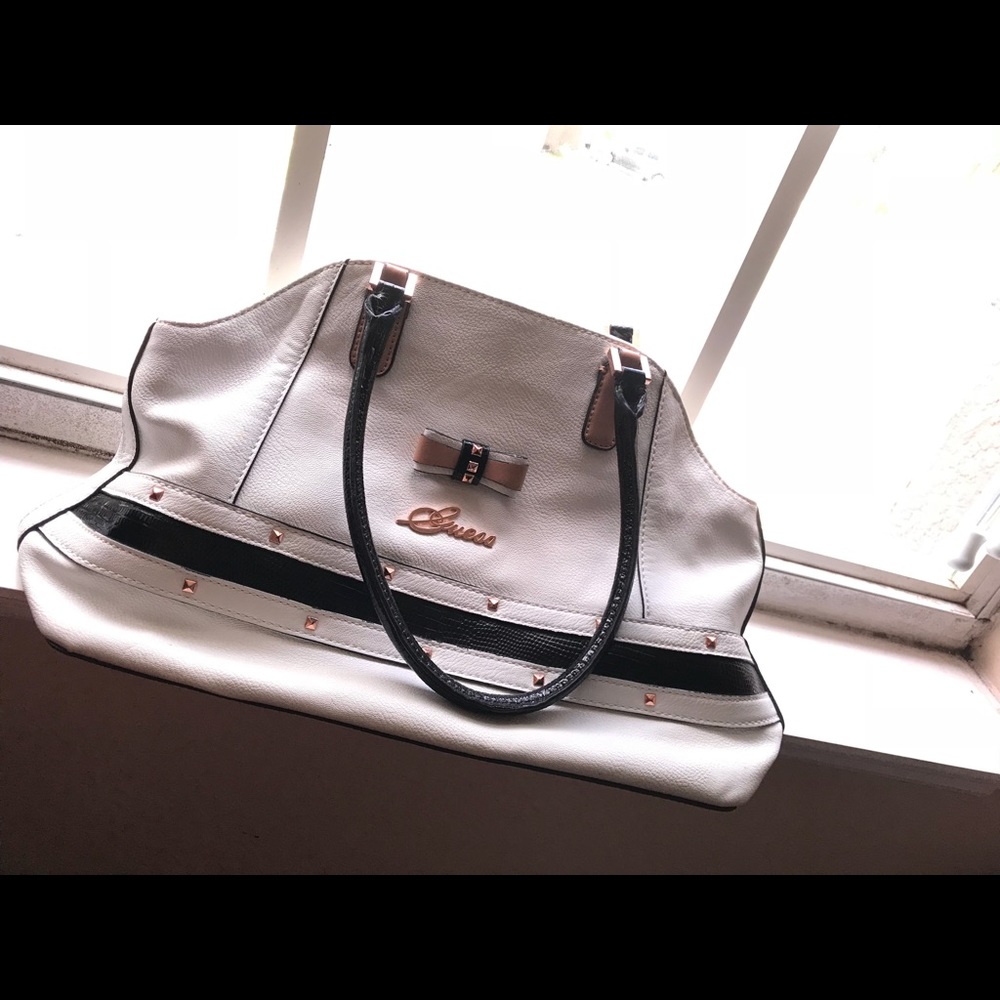 I’m selling this gorgeous authentic Guess purse.